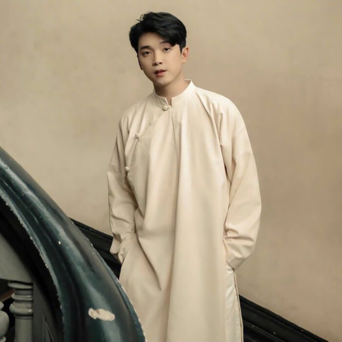 Thuê áo dài ngũ thân nam kem OAO, vải gấm mềm, form cách tân, không họa tiết, lịch lãm tại Tiệm Nhà Bông.