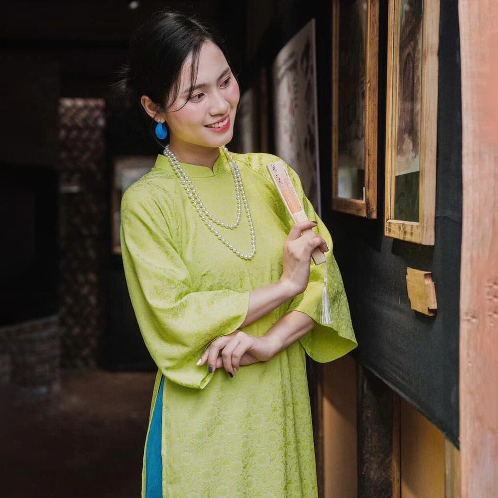 Trang phục áo dài cổ trụ xanh cốm sang trọng Tiệm Nhà Bông