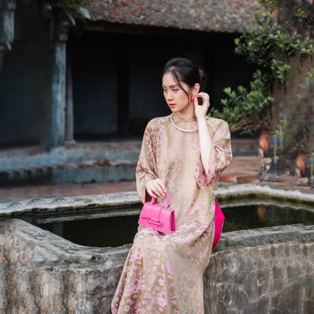 Thuê Áo Dài Xanh Lá Lụa Gấm CayLeo Hoa – lụa gấm cao cấp, hoa văn dây leo uyển chuyển, họa tiết hoa tinh tế. Phù hợp cưới hỏi, lễ hội, chụp ảnh.