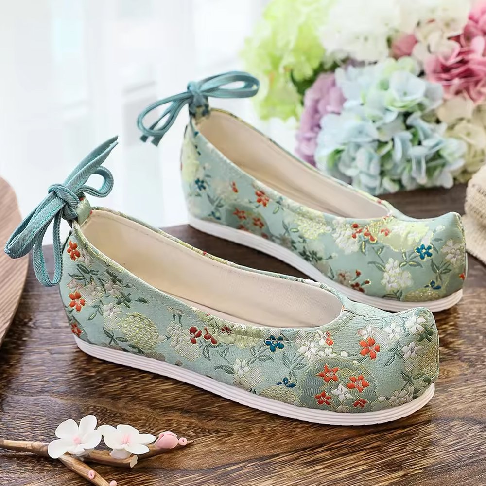 Trong nghệ thuật cổ trang, ngoài trang phục thì giày cũng là điểm nhấn quan trọng tạo nên vẻ đẹp hoàn chỉnh. Giày nữ cổ trang thêu hoa xanh tại Tiệm Nhà Bông sở hữu kiểu dáng nhẹ nhàng, kết hợp hoa văn thêu tay tinh xảo, giúp tôn lên nét duyên dáng và thanh lịch của người mặc.