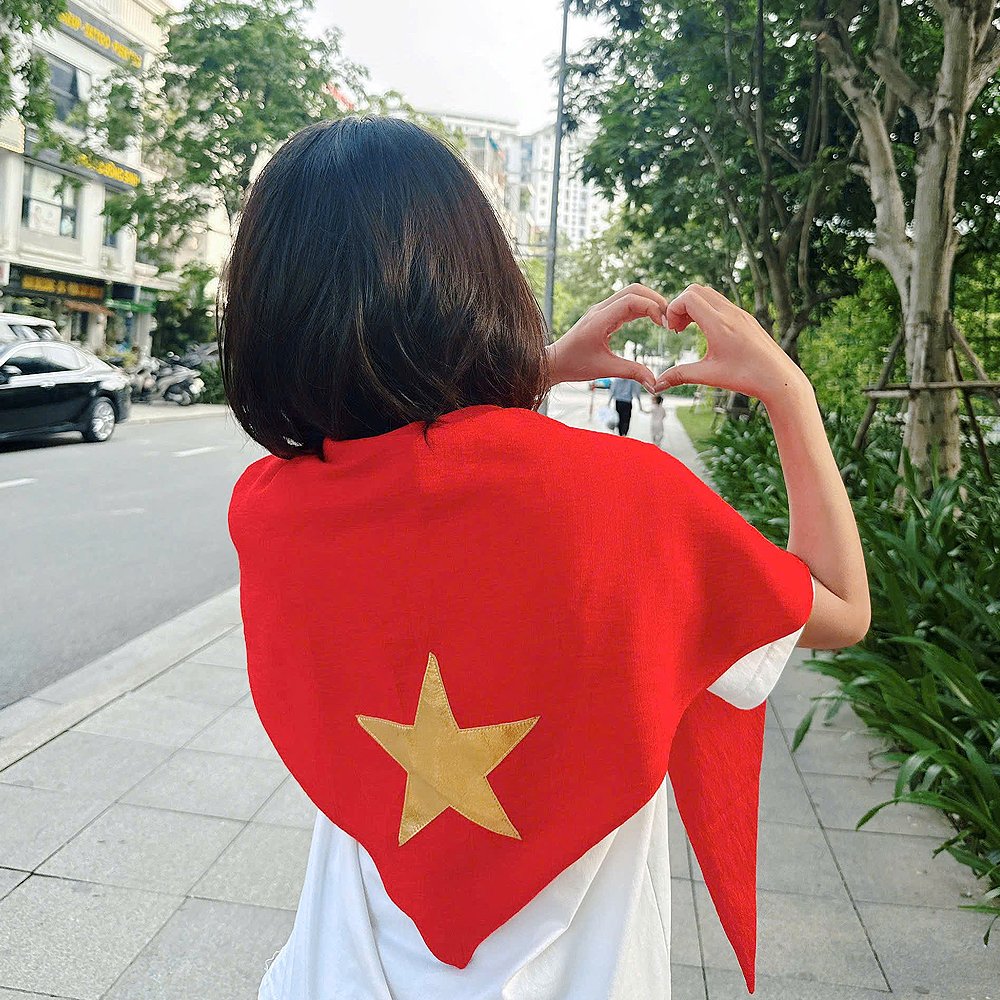 Thuê khăn quàng cờ đỏ sao vàng tại Tiệm Nhà Bông. Phụ kiện truyền thống, ý nghĩa, phù hợp cho sự kiện, lễ hội, biểu diễn và hoạt động tập thể.