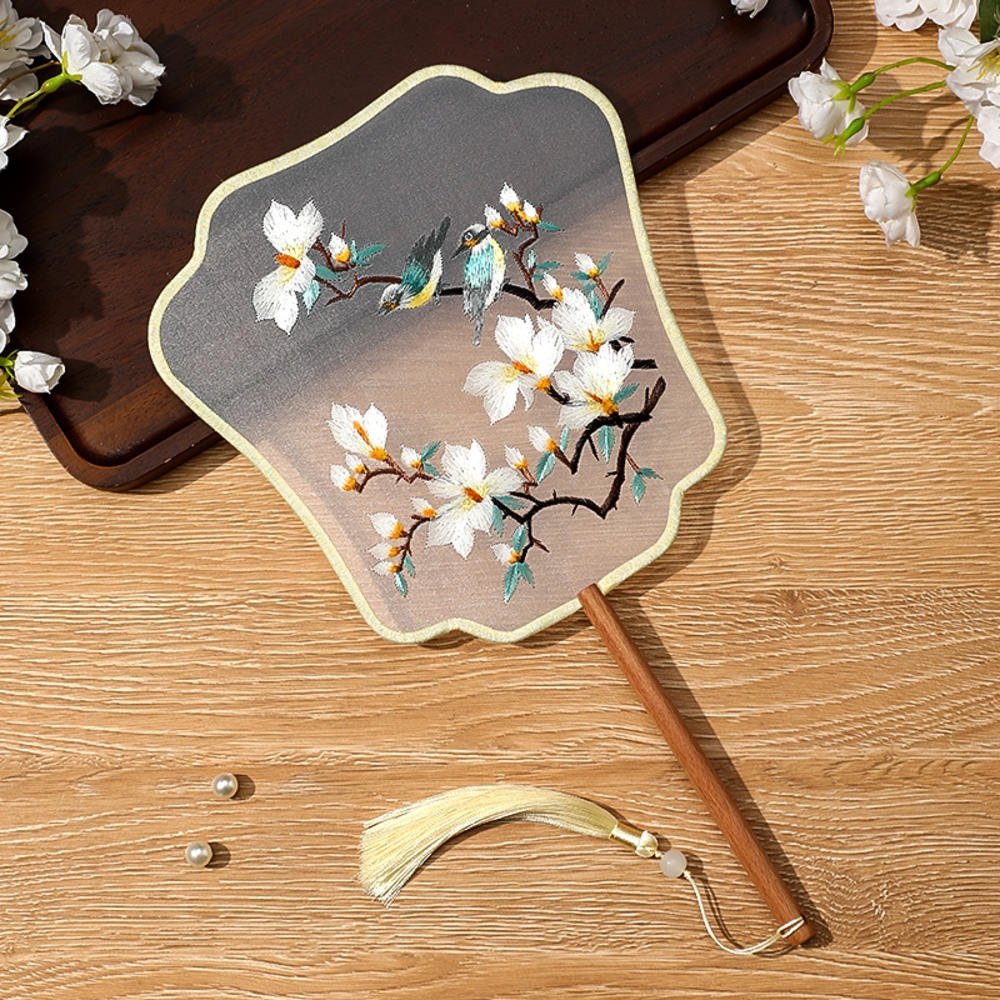 Bạn đang tìm kiếm một phụ kiện nổi bật để hoàn thiện trang phục cổ trang trong buổi chụp hình hay biểu diễn? Quạt ba tiêu cổ trang vàng đào tại Tiệm Nhà Bông là lựa chọn lý tưởng. Với thiết kế tinh tế và màu sắc thanh lịch, sản phẩm này giúp tôn lên vẻ đẹp duyên dáng và quyến rũ.