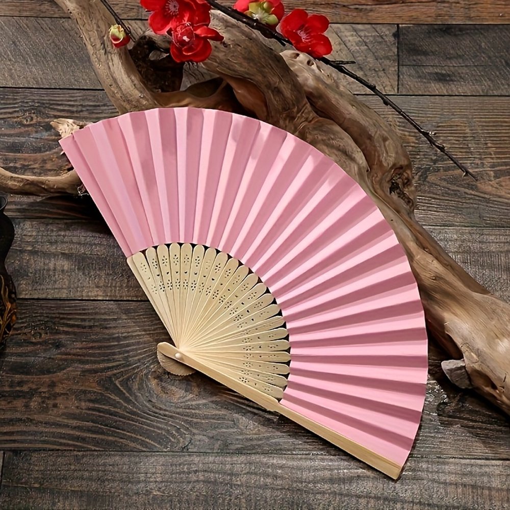 huê Quạt Giấy Trơn Hồng tại Tiệm Nhà Bông – phụ kiện biểu diễn, múa cổ trang, chụp ảnh nghệ thuật. Màu hồng nhẹ nhàng, tinh tế, tạo điểm nhấn duyên dáng.