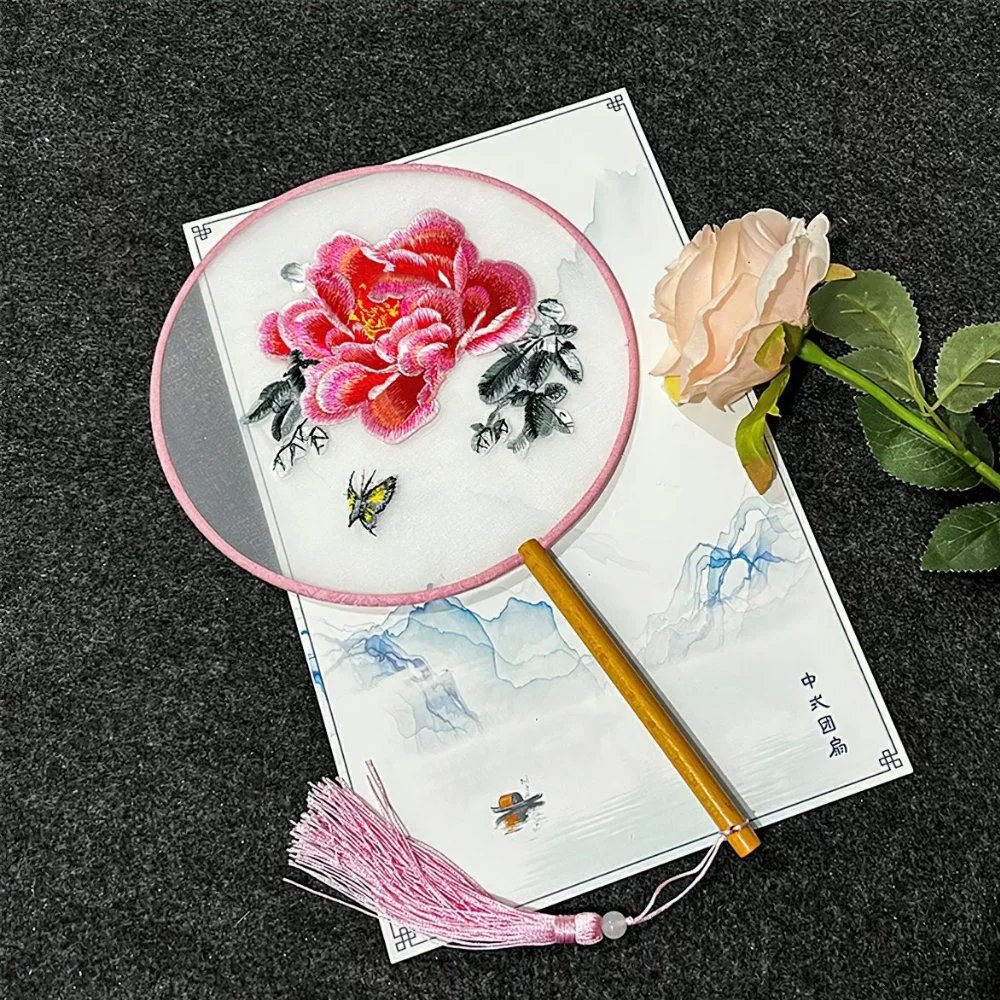 Quạt tròn cổ trang Hồng Mẫu Đơn nổi bật với sắc hồng ngọt ngào và họa tiết hoa mẫu đơn – biểu tượng của phú quý, kiêu sa. Phụ kiện hoàn hảo cho chụp ảnh, biểu diễn nghệ thuật và sự kiện văn hóa.