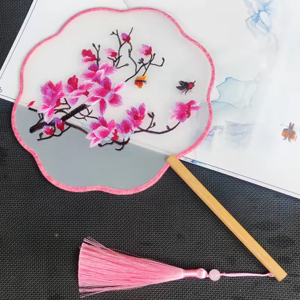 Trong nghệ thuật cổ trang, chiếc quạt không chỉ là đạo cụ mà còn là biểu tượng của sự duyên dáng, tinh tế. Quạt tròn cổ trang Hồng Y Cơ với sắc hồng thanh tao và thiết kế tròn truyền thống, là phụ kiện hoàn hảo để làm nổi bật phong cách cổ điển, đồng thời mang lại cảm giác mềm mại và cuốn hút.