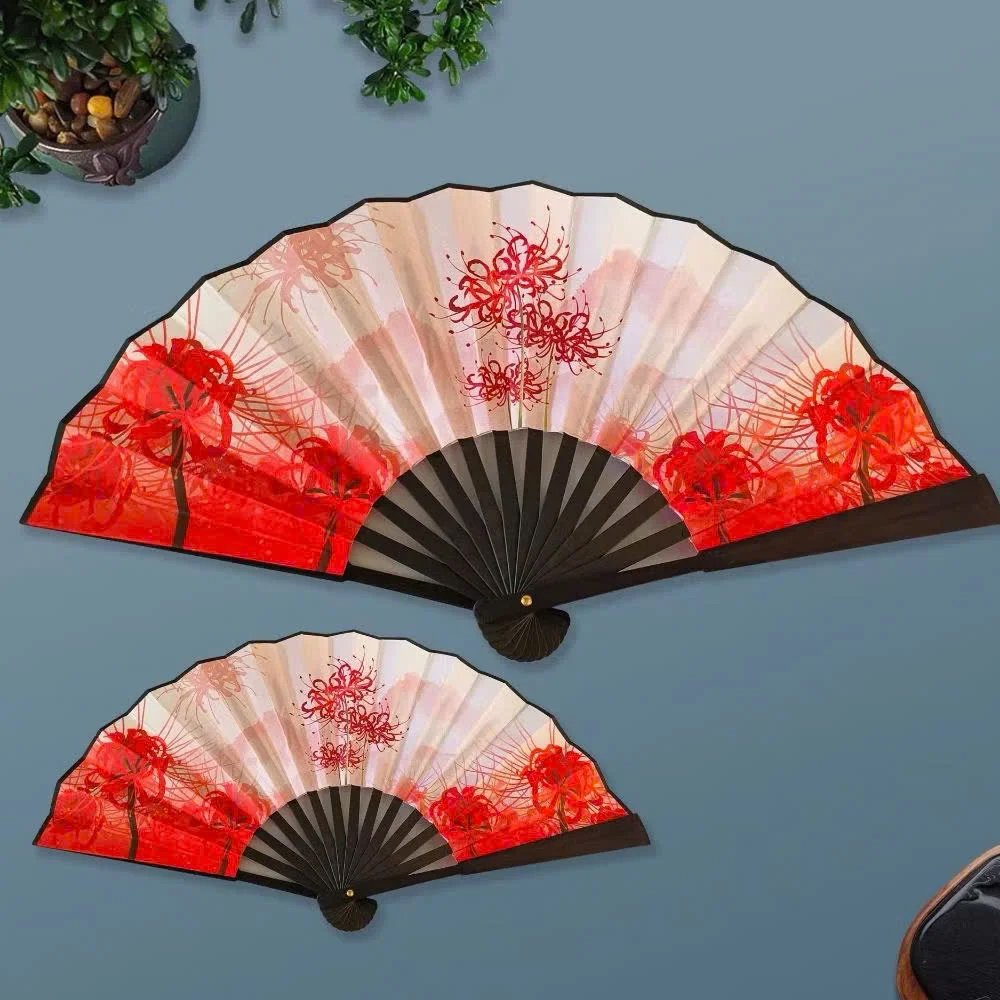 Quạt xòe cầm tay đỏ họa tiết hoa Bỉ Ngạn nổi bật với sắc đỏ rực rỡ, biểu tượng của sự cuốn hút và bí ẩn. Phụ kiện lý tưởng cho chụp ảnh nghệ thuật, biểu diễn sân khấu, lễ hội truyền thống và các chương trình văn hóa.