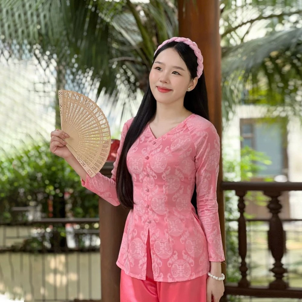 Thuê Set Bà Ba Cổ Tròn Đồng Tiền Hồng Nhạt tại Tiệm Nhà Bông. Vải mềm thoáng mát, có bigsize, phù hợp lễ hội, chụp ảnh, biểu diễn nghệ thuật.