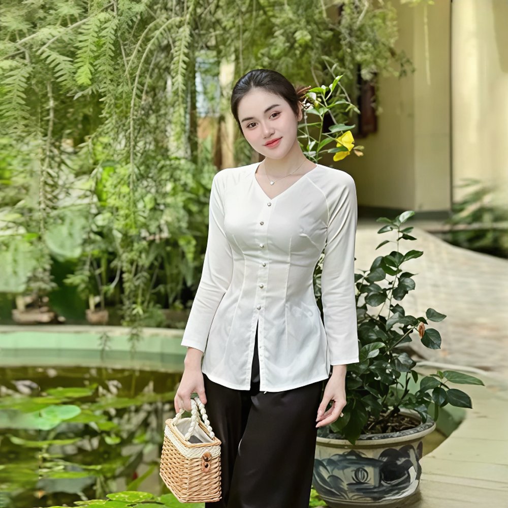 Set Bà Ba Cổ Tròn Đồng Tiền Trắng không chỉ phù hợp trong các dịp tâm linh như đi chùa, lễ hội Phật giáo, mà còn có thể sử dụng trong các sự kiện văn hóa, chụp ảnh kỷ niệm hay các chương trình biểu diễn nghệ thuật. Khi thuê trang phục tại Tiệm Nhà Bông, khách hàng hoàn toàn yên tâm về chất lượng: mỗi sản phẩm đều được bảo quản kỹ lưỡng, vệ sinh sạch sẽ, mang lại trải nghiệm trang phục hoàn hảo với chi phí hợp lý.