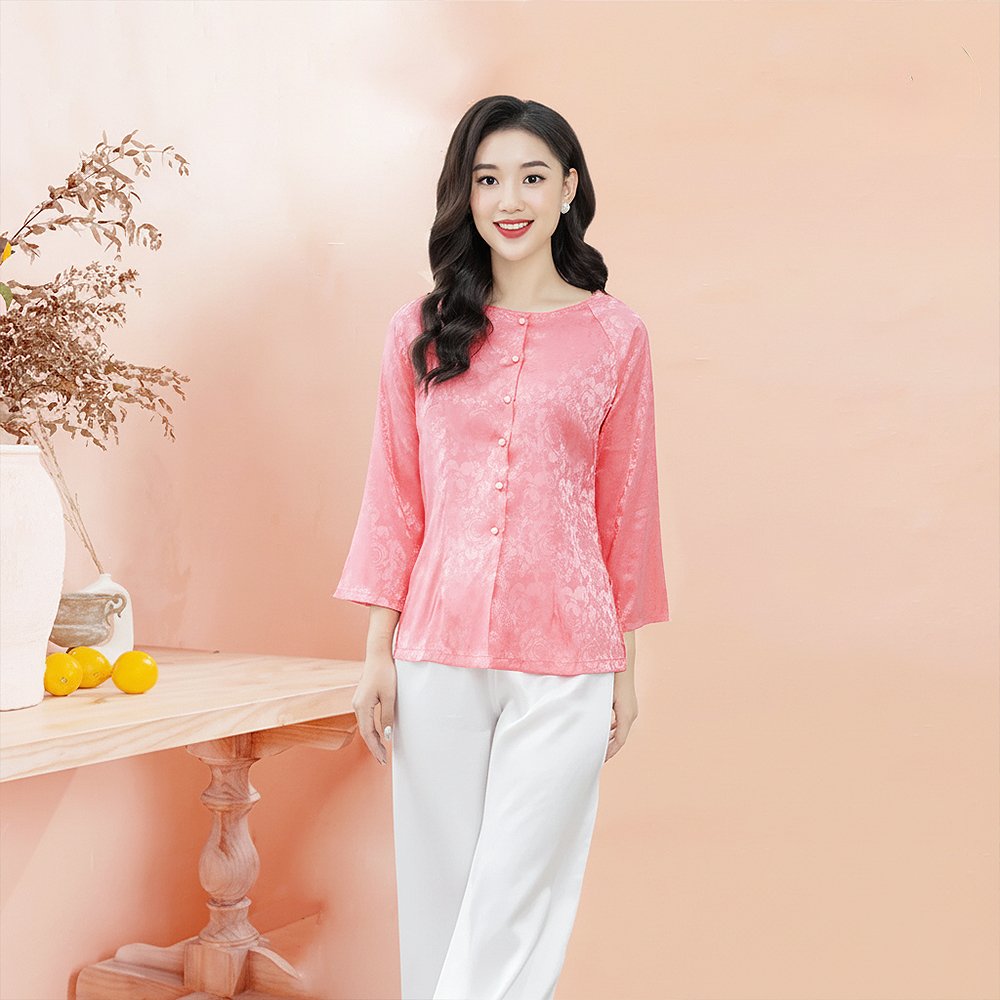 Bộ bà ba hồng nhạt này là sự lựa chọn lý tưởng cho nhiều dịp: đi lễ chùa, tham gia sự kiện văn hóa, biểu diễn nghệ thuật, chụp ảnh kỷ niệm hoặc làm đồng phục nhóm, đoàn thể. Màu hồng còn gợi lên sự ngọt ngào, may mắn và bình an, rất phù hợp cho các dịp lễ hội.