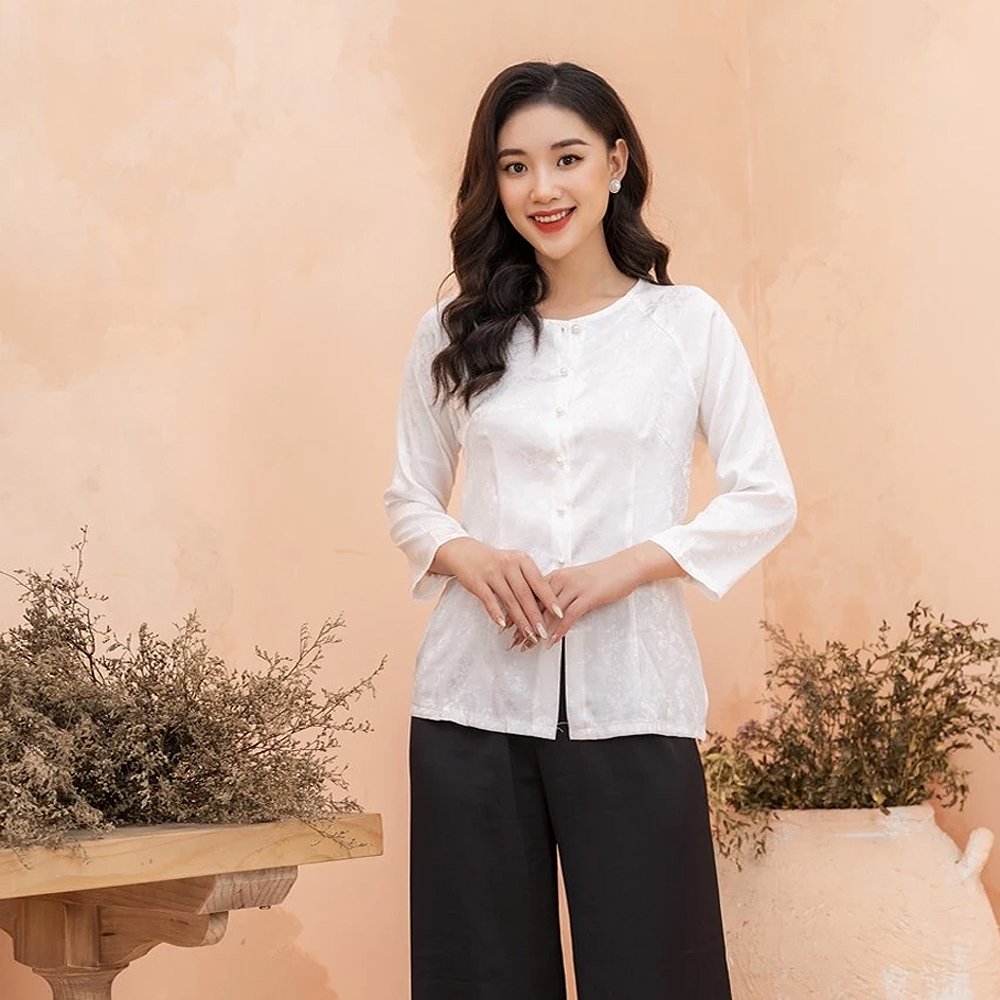 Chất liệu vải mềm mại, thoáng mát, dễ chịu khi mặc, giúp người mặc thoải mái vận động và tham gia các hoạt động trong thời gian dài. Bộ bà ba trắng này rất thích hợp cho nhiều dịp: từ lễ hội dân gian, đi chùa, tham gia sự kiện văn hóa – nghệ thuật, cho đến chụp ảnh kỷ niệm cùng gia đình hoặc bạn bè.