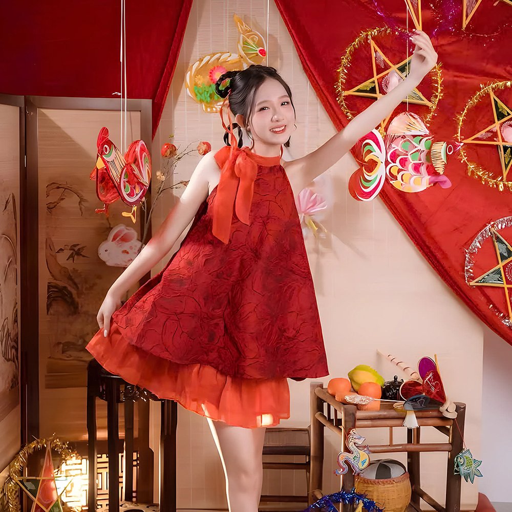 Set váy yếm gấm vân nổi đỏ, chất liệu cao cấp, sang trọng, thuê tại Tiệm Nhà Bông