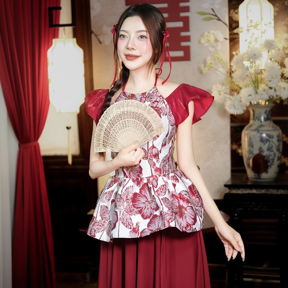 Set yếm cách tân ngày nay không chỉ giữ nguyên nét duyên dáng truyền thống mà còn được biến tấu để thêm phần hiện đại, ấn tượng. Cho Thuê Set Yếm Đỏ Gấm Cánh Tiên Uyển Châu FLEXY tại Tiệm Nhà Bông là minh chứng hoàn hảo cho sự kết hợp này: một thiết kế cánh tiên mềm mại cùng chi tiết uyển châu FLEXY tinh xảo, mang đến vẻ đẹp bay bổng, lộng lẫy và nổi bật.