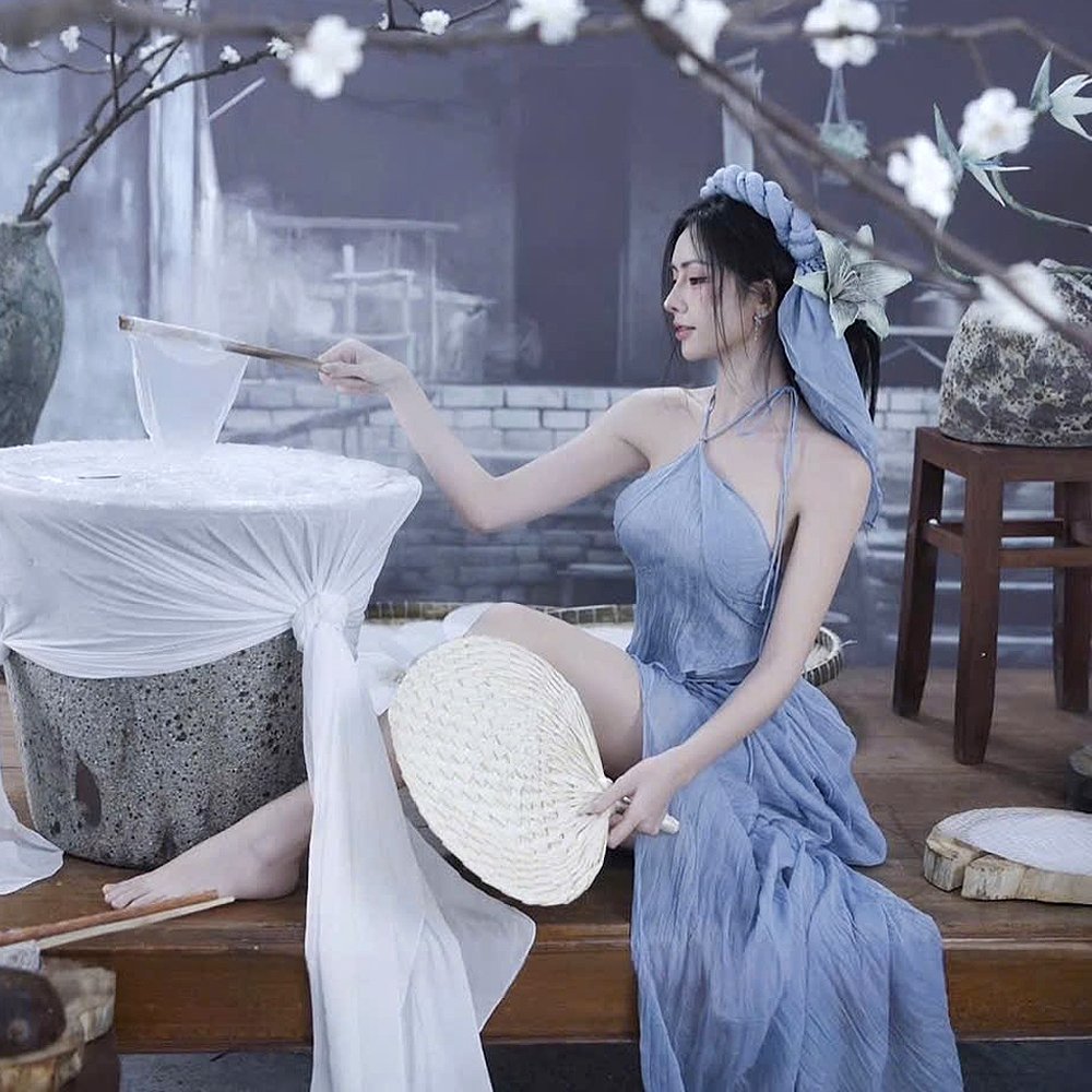 Set Yếm Kèm Khoác Áo Tấc Và Khăn Vấn Xanh Dương là sự kết hợp hài hòa giữa nét đẹp truyền thống và sự tinh tế hiện đại.