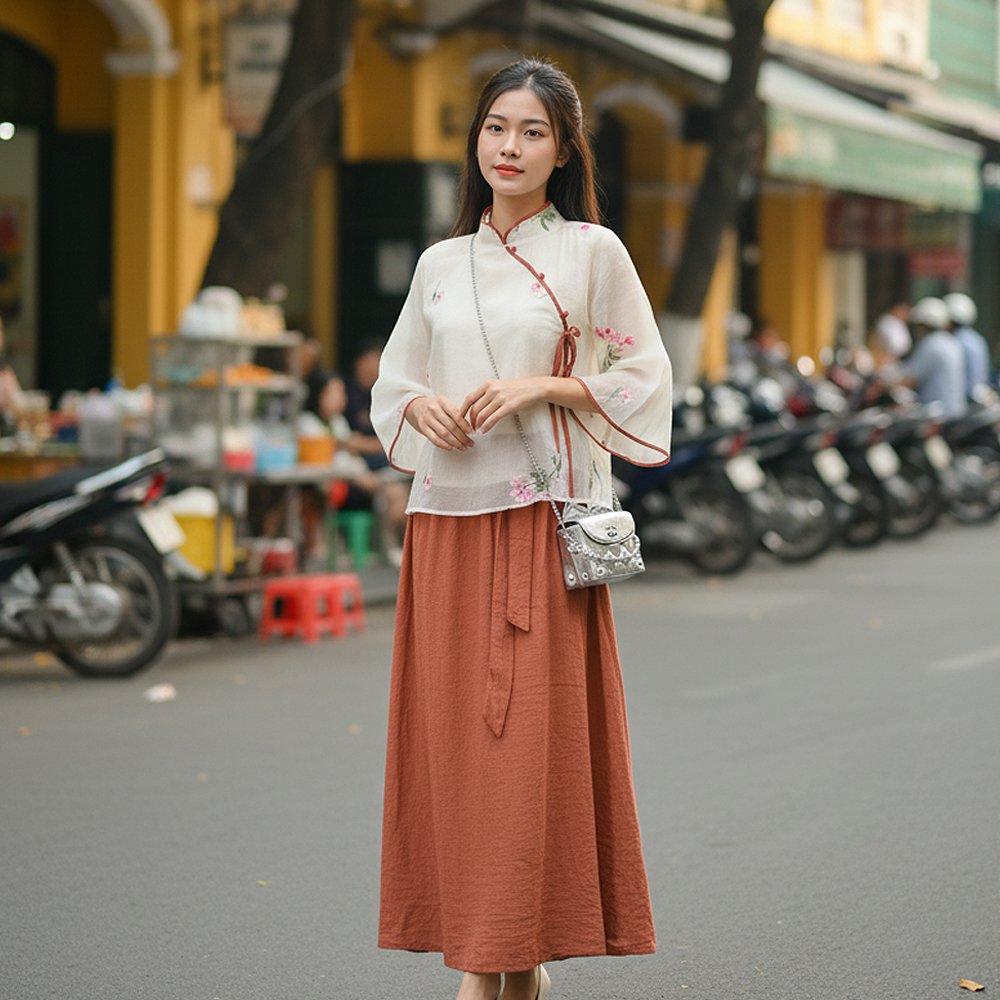 Set Yếm Kem Thêu Hoa Cổ Tàu mang đến vẻ đẹp nhẹ nhàng, tinh tế với gam màu kem nhã nhặn, kết hợp cùng những họa tiết hoa thêu cổ tàu tỉ mỉ. Thiết kế này vừa giữ được nét truyền thống Á Đông vừa tạo cảm giác duyên dáng, thanh thoát cho người mặc.