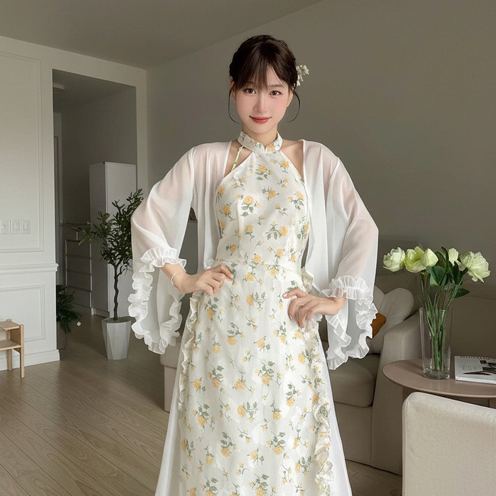 Set Yếm Phối Khoác Hoa Vàng Kem CRAB.DECEMBER là sự kết hợp hài hòa giữa nét truyền thống và hơi thở hiện đại. Yếm được may từ chất liệu cao cấp, mềm mịn, thoải mái, kết hợp với áo khoác voan hoa vàng kem tạo nên vẻ đẹp vừa thanh lịch vừa nổi bật.