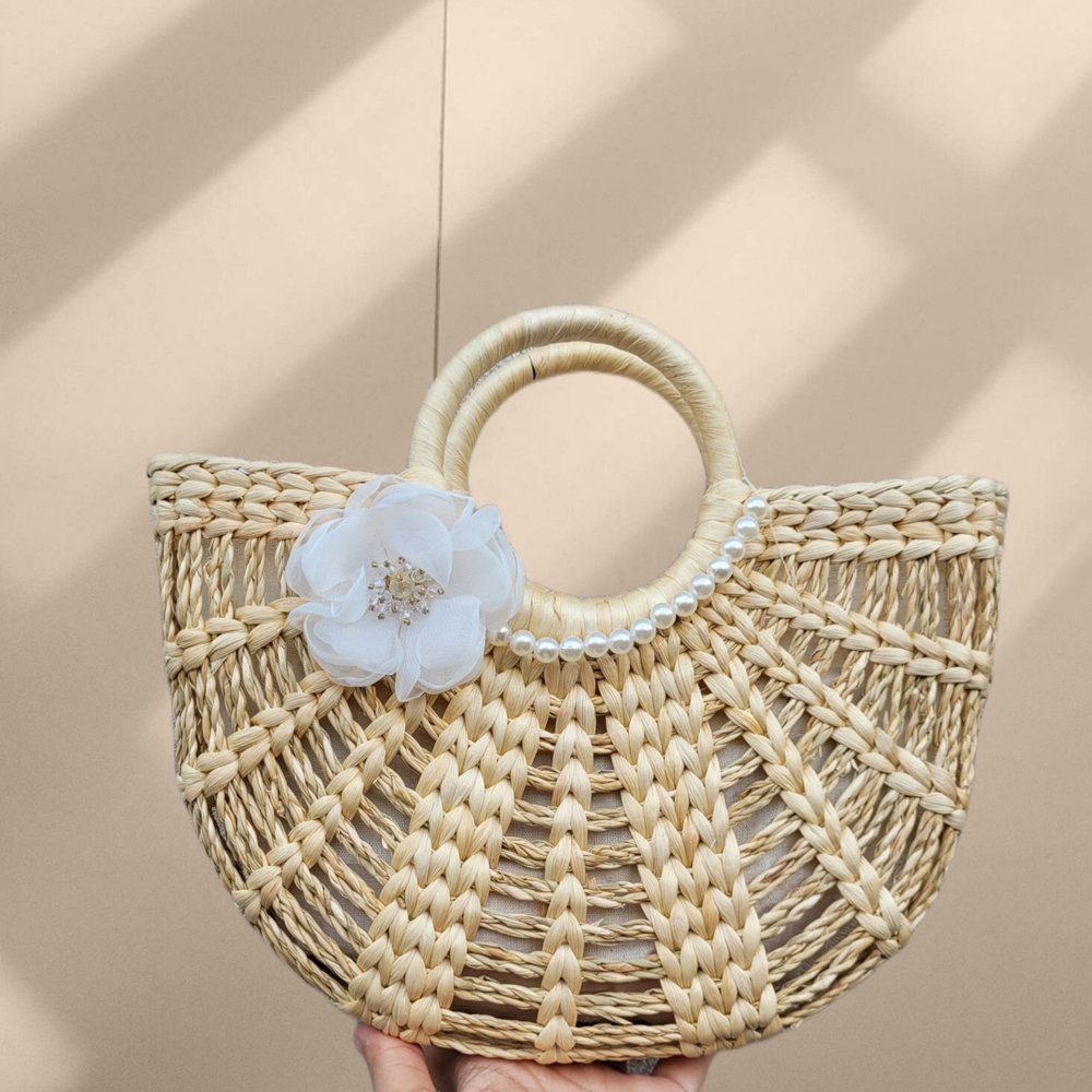 Cho Thuê Túi Cói Lục Bình Đính Hoa Kem tại Tiệm Nhà Bông Túi cói lục bình đính hoa kem là sự kết hợp hoàn hảo giữa sự mộc mạc của sợi cói thiên nhiên và vẻ duyên dáng từ chi tiết hoa trang trí. Tại Tiệm Nhà Bông, sản phẩm được nhiều khách hàng lựa chọn để tạo điểm nhấn thanh lịch trong các concept chụp ảnh và sự kiện ngoài trời.