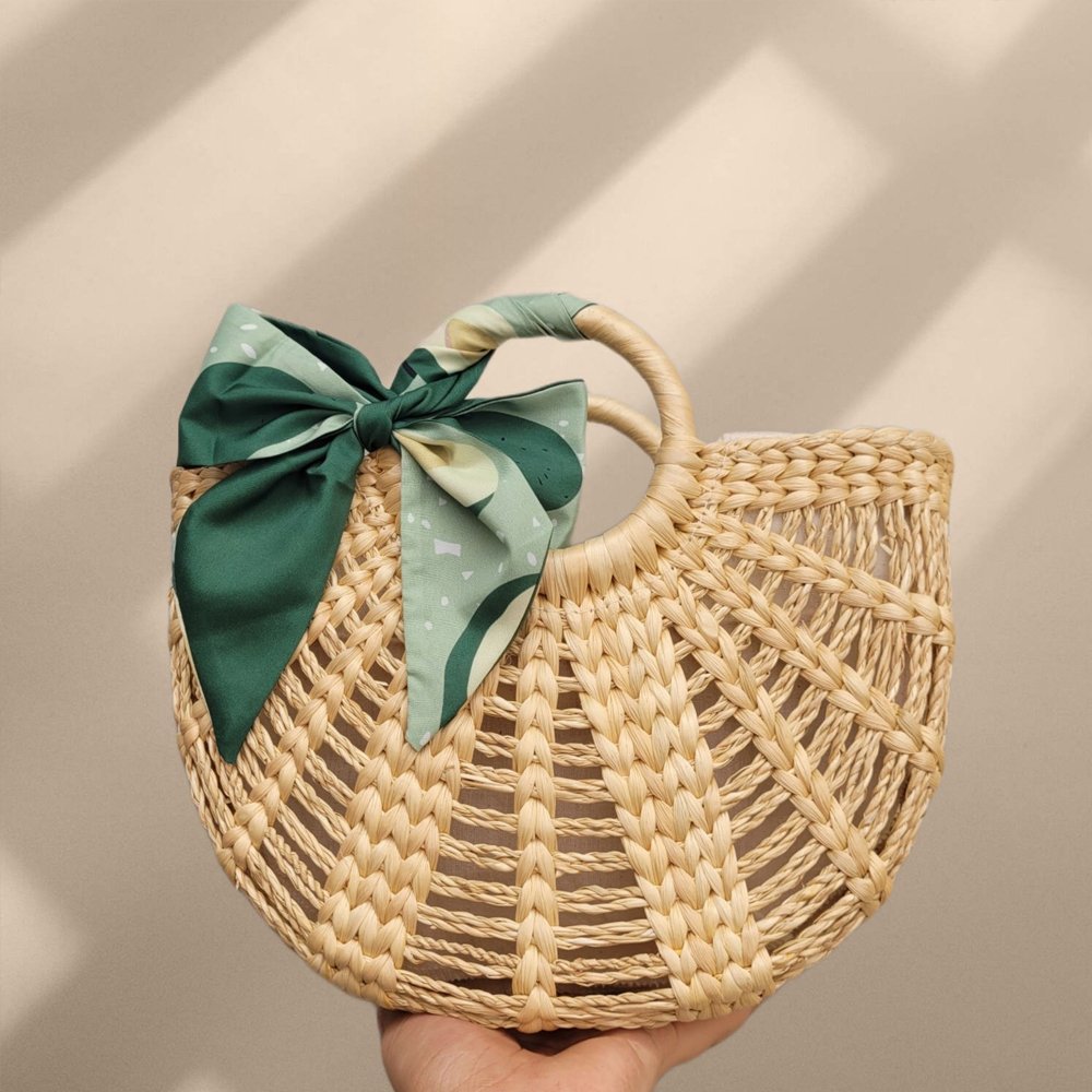 Nếu bạn đang tìm một phụ kiện vừa đơn giản, vừa tinh tế để tôn lên phong cách vintage, thì túi cói lục bình thắt nơ xanh tại Tiệm Nhà Bông là lựa chọn hoàn hảo. Với chất liệu thiên nhiên gần gũi, chiếc túi không chỉ thân thiện với môi trường mà còn mang lại nét duyên dáng, nhẹ nhàng cho người sử dụng.