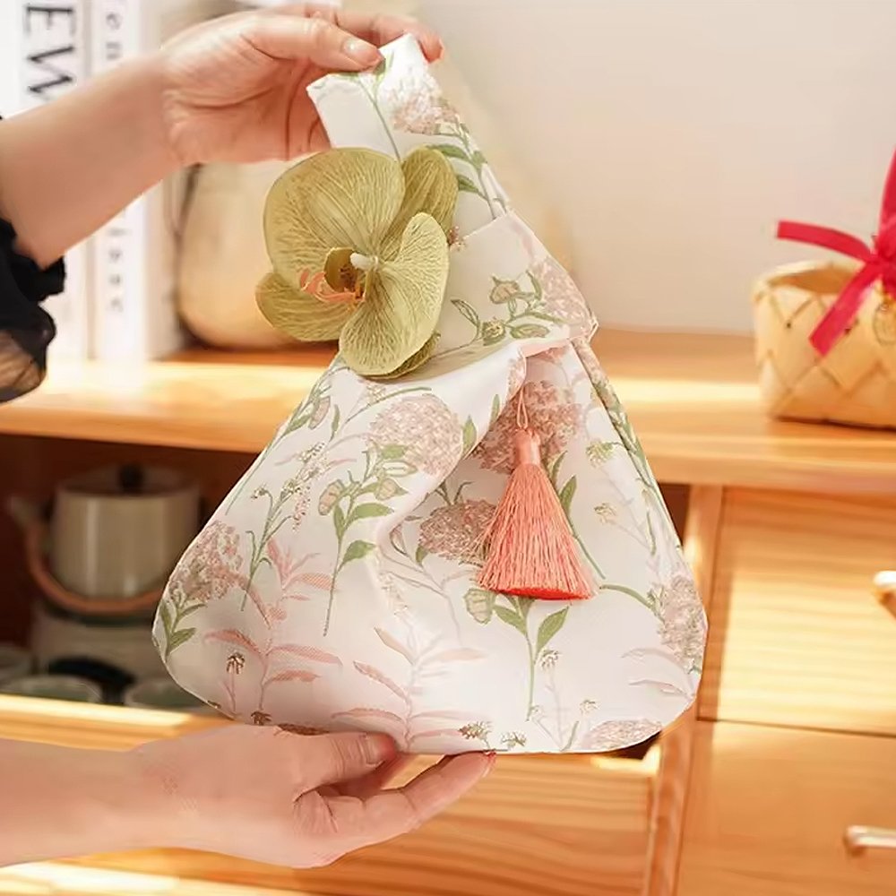 Một chiếc túi gấm không chỉ là phụ kiện cầm tay tiện dụng mà còn là điểm nhấn tinh tế trong trang phục cổ trang và sự kiện. Túi gấm hoa hồ điệp Shanghai hồng nhạt tại Tiệm Nhà Bông nổi bật bởi màu sắc nhẹ nhàng và hoa văn mang ý nghĩa may mắn, phù hợp cho nhiều concept chụp ảnh và biểu diễn nghệ thuật.