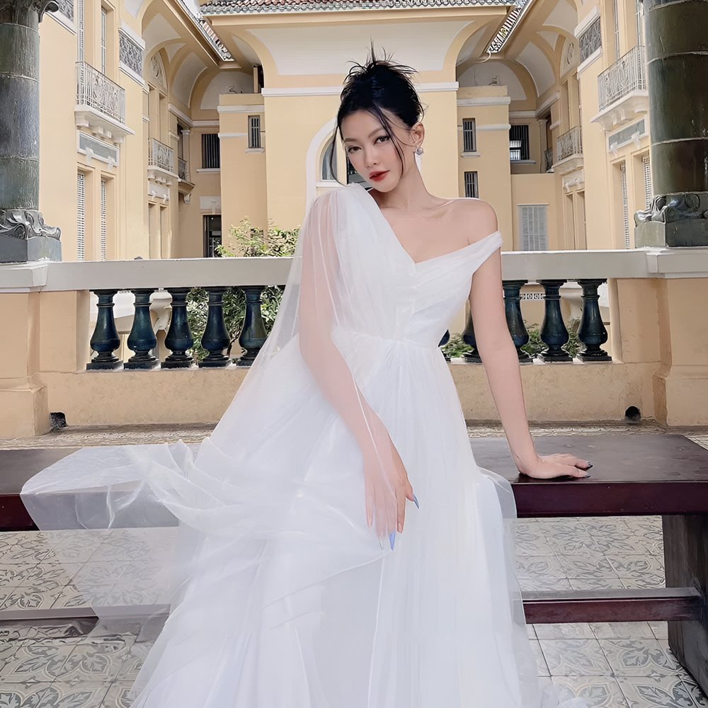 Váy Dài Trễ Nửa Vai Lưới THE NELLA Trắng – Cho thuê váy dự tiệc cao cấp tại Tiệm Nhà Bông