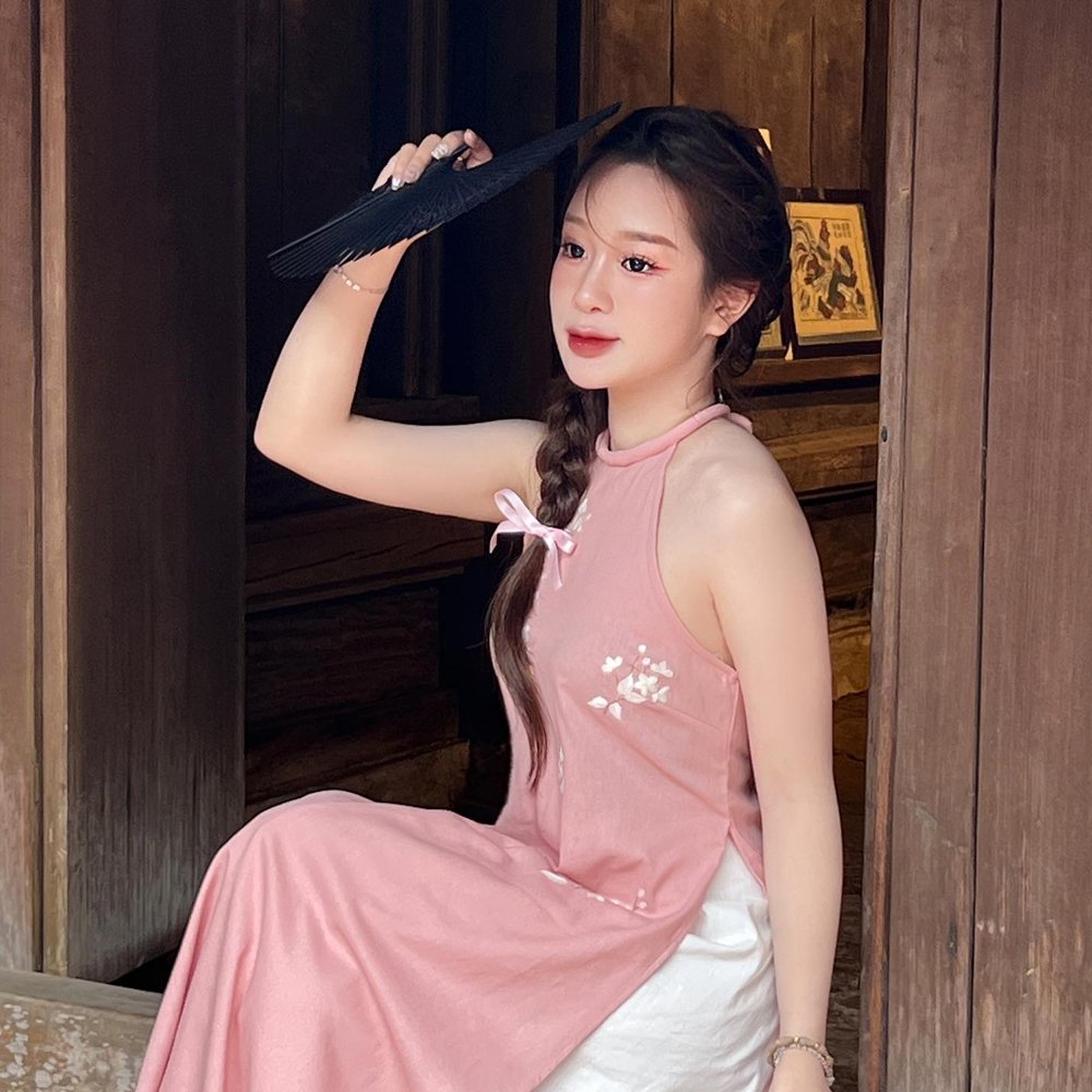 Cho Thuê Yếm Dài Thêu Hoa Hồng