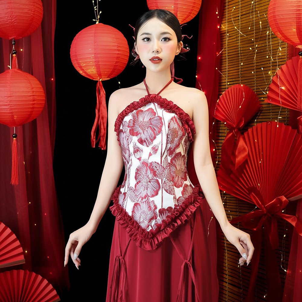 Cho thuê Yếm Gấm Hoa Flexy Xoè Hai Tầng Đỏ tại Tiệm Nhà Bông. Chất liệu gấm hoa cao cấp, thiết kế độc đáo, phù hợp cho lễ hội, cưới hỏi, chụp ảnh và biểu diễn nghệ thuật.