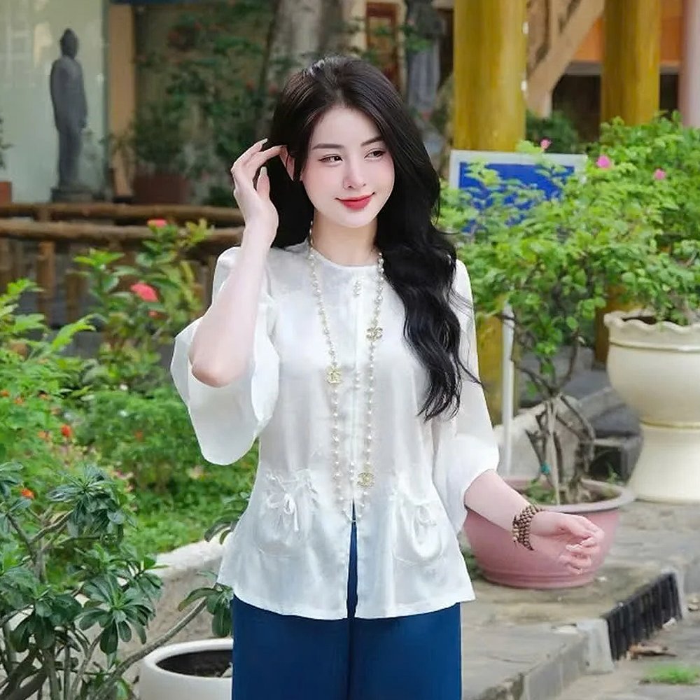 Set Pháp Phục Túi Tiền Trắng là trang phục truyền thống dành cho Phật tử nữ, mang ý nghĩa thanh tịnh và trang nghiêm. Với tone màu trắng tinh khôi, bộ pháp phục toát lên sự giản dị, khiêm nhường nhưng vẫn giữ nét duyên dáng, thanh lịch. Chất liệu vải mềm mại, thoáng khí, giúp người mặc cảm thấy thoải mái trong suốt quá trình tham dự lễ chùa, thiền định hay các hoạt động Phật sự. Đây là lựa chọn lý tưởng cho những ai muốn thể hiện sự tôn kính, lòng thành và tinh tế trong phong cách Phật giáo.