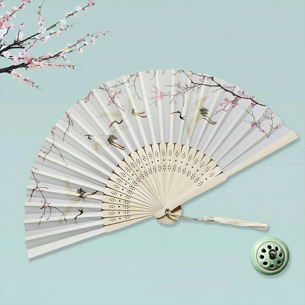 quạt xòe không chỉ là vật dụng làm mát mà còn tr thành phụ kiện nghệ thuật và biểu diễn đầy cuốn hút: