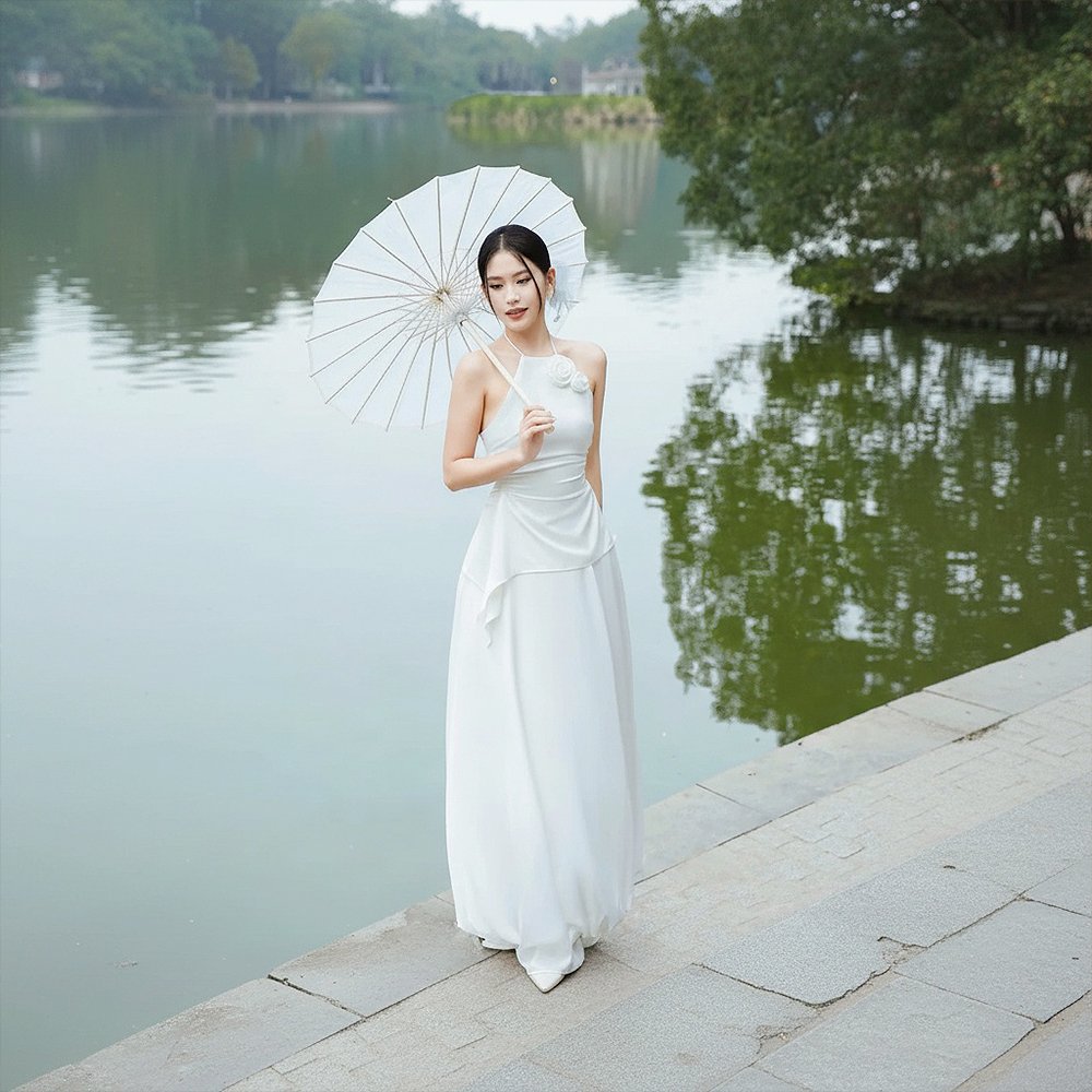 Set yếm lụa trắng tinh khôi thiết kế dịu dàng, mang phong cách Lọ Lem, thuê tại Tiệm Nhà Bông