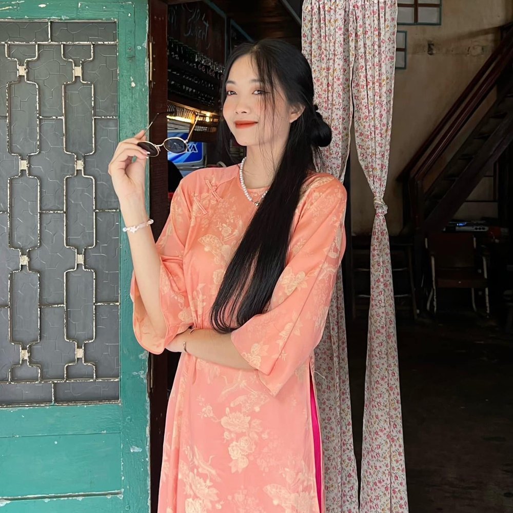 Áo dài cam đào cổ tròn lụa gấm cây leo