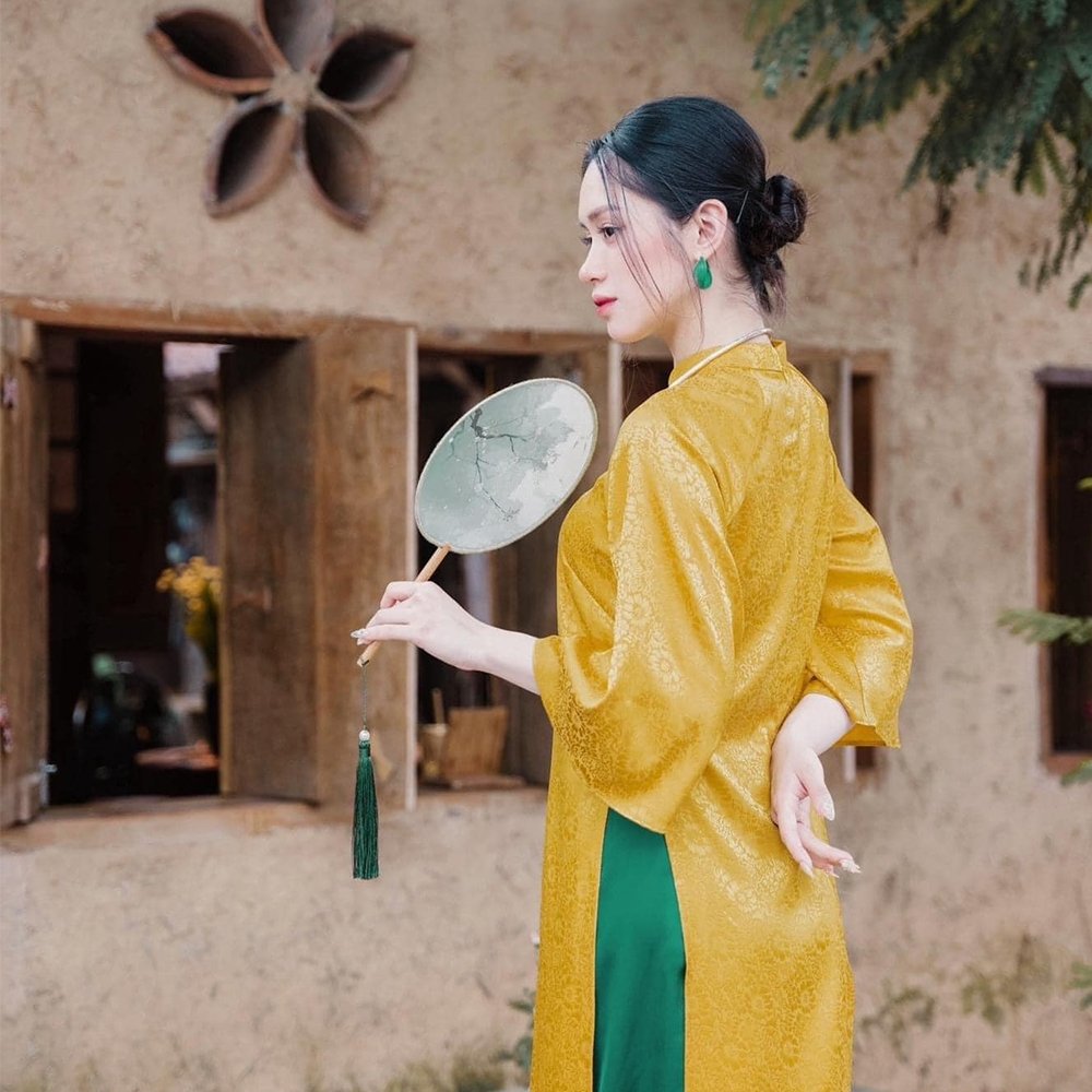 Áo dài vàng cây leo hoa tinh tế