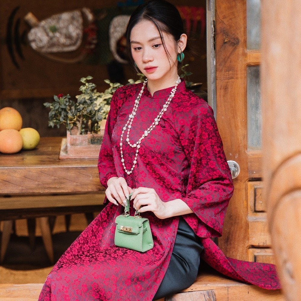 Thuê áo dài đỏ lụa gấm cây leo hoa