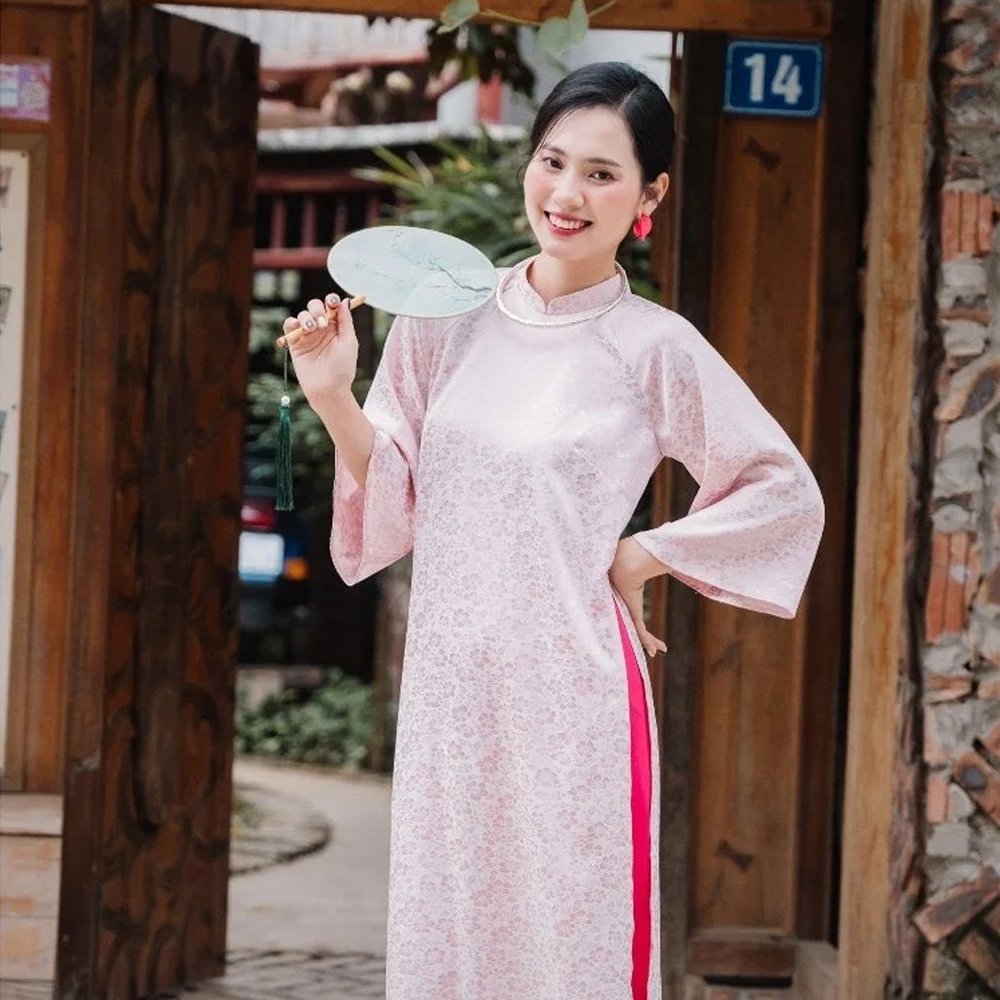 Trang phục áo dài hồng cổ trụ gấm cao cấp