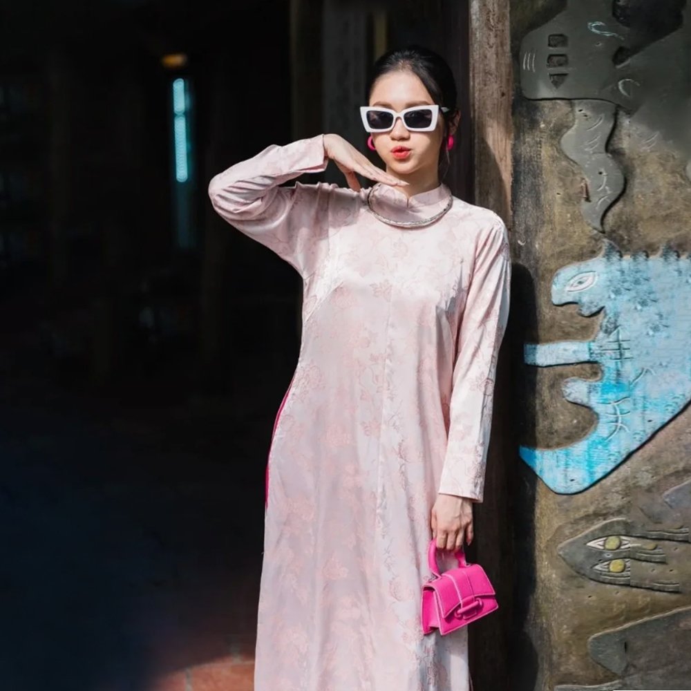 Hình ảnh Áo Dài Hồng Cổ Trụ Tay Dài Hoa CayLeo, chất liệu lụa gấm cao cấp, hoa văn dây leo, họa tiết hoa tinh tế tại Tiệm Nhà Bông