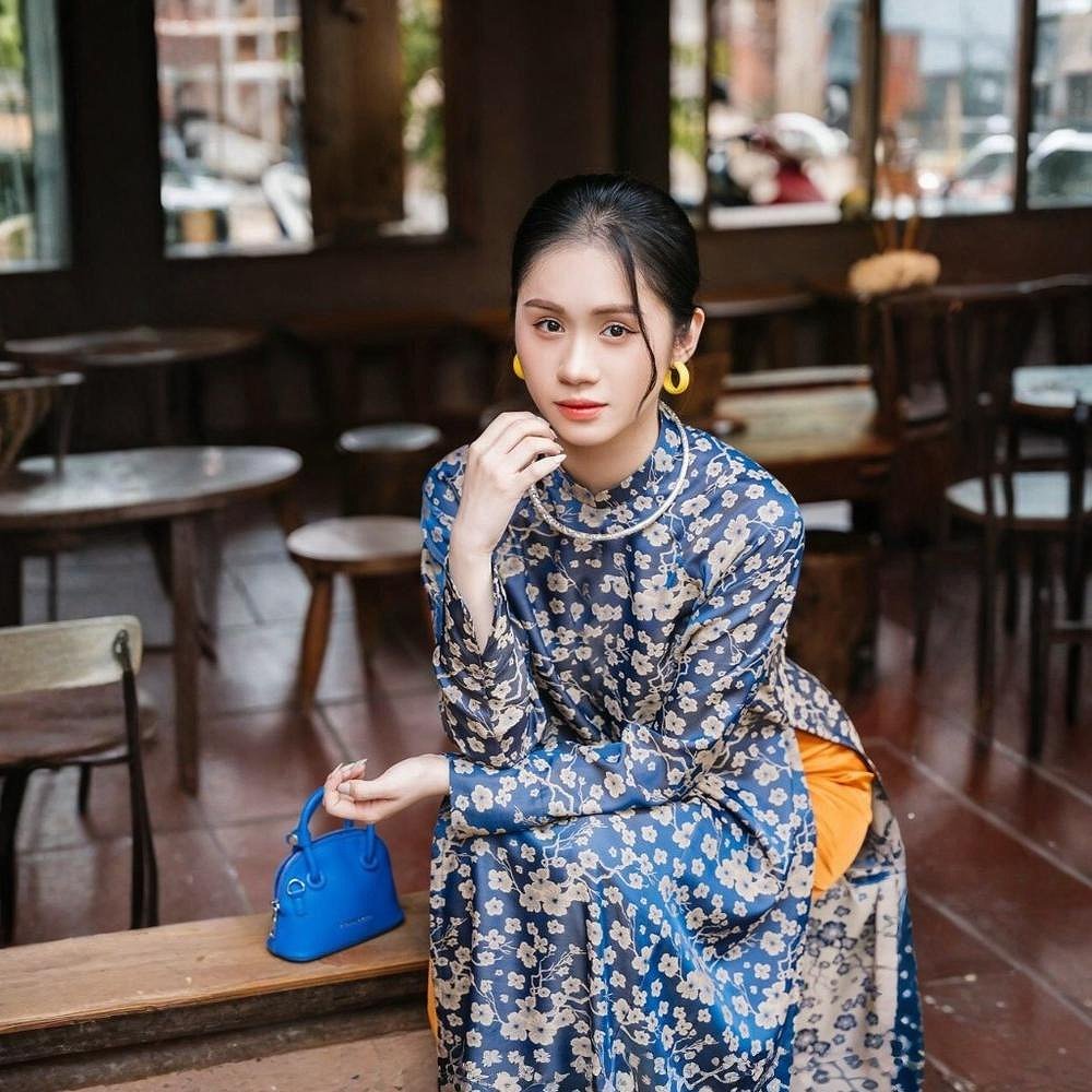 Áo dài xanh dương lụa gấm hoa văn dây leo sang trọng