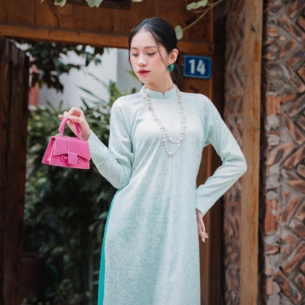 Áo dài nữ xanh ngọc lụa gấm hoa văn dây leo