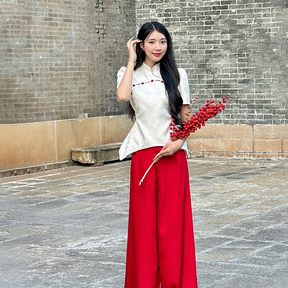 Áo yếm trắng tinh khôi với cúc đỏ nổi bật, thuê tại Tiệm Nhà Bông