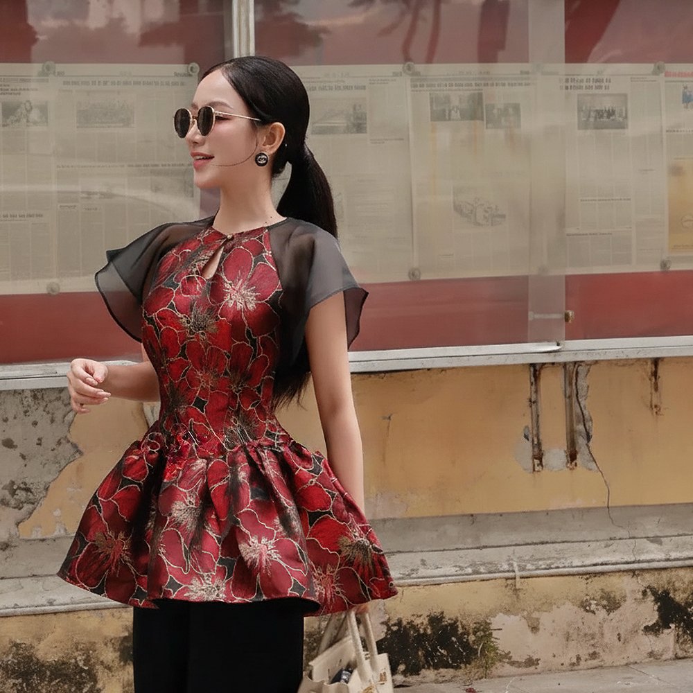 Thuê set yếm Kiều Khuê hoa gấm đỏ đen tại Tiệm Nhà Bông. Thiết kế sang trọng, họa tiết tinh xảo, phù hợp cưới hỏi, lễ hội, chụp ảnh và trình diễn nghệ thuật.