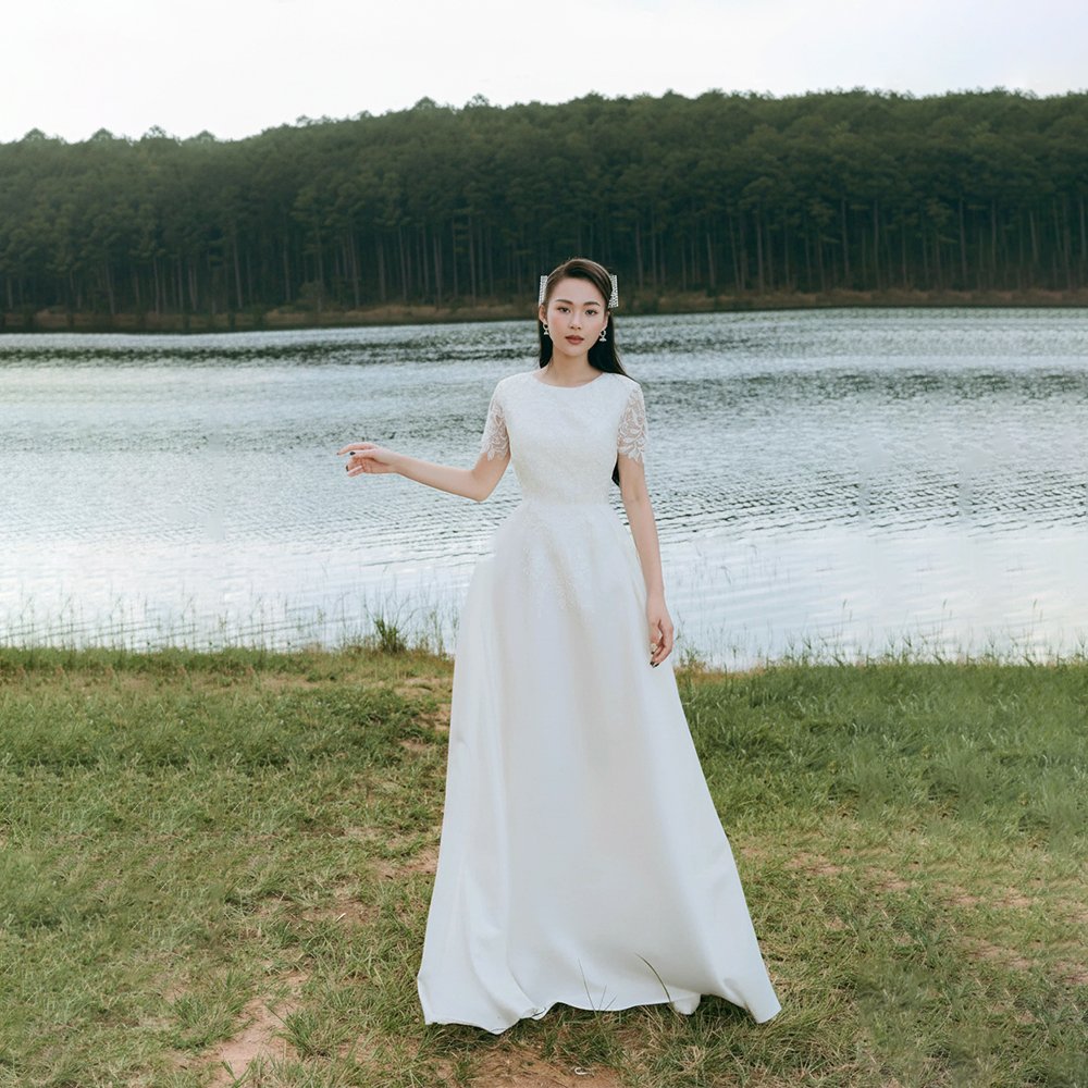 Váy Dài Tay Lỡ Ren Hoa 1/3 THE NELLA Trắng – Cho thuê váy dự tiệc sang trọng tại Tiệm Nhà Bông.