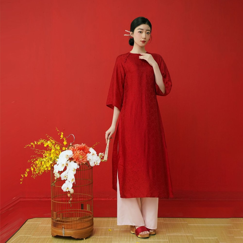 Áo dài đỏ cổ tròn hoa chìm sang trọng tại Tiệm Nhà Bông