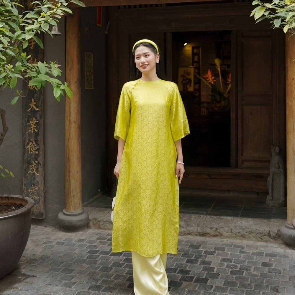 Áo dài xanh cốm cổ tròn hoa chìm sang trọng tại Tiệm Nhà Bông