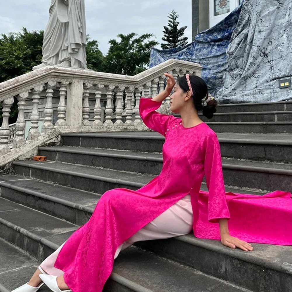 Thuê áo dài nữ hồng tím vải gấm cổ tròn hoa chìm size M L