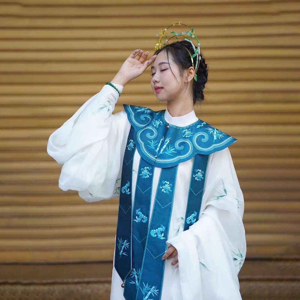 Vòng Vân Kiên không chỉ là một phụ kiện, mà còn mang ý nghĩa lịch sử – biểu tượng cho sự uy nghi, sang trọng. Khi kết hợp cùng áo dài cách tân hoặc Việt phục, Vân Kiên Xanh Ngọc Đậm V’STYE giúp người mặc toát lên thần thái cao quý và nổi bật trong mọi khung hình.