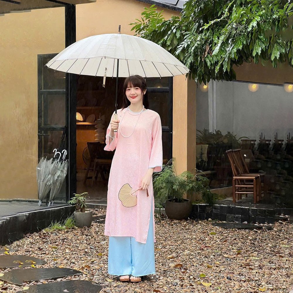 Áo dài hồng cổ tròn hoa chìm viền xanh sang trọng tại Tiệm Nhà Bông