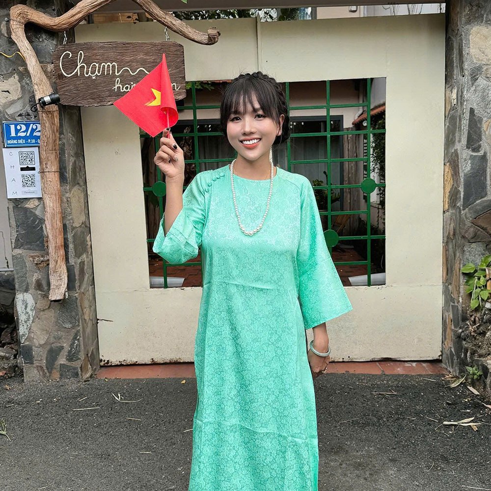 Thuê Áo dài nữ cổ tròn hoa chìm tinh tế tại Tiệm Nhà Bông