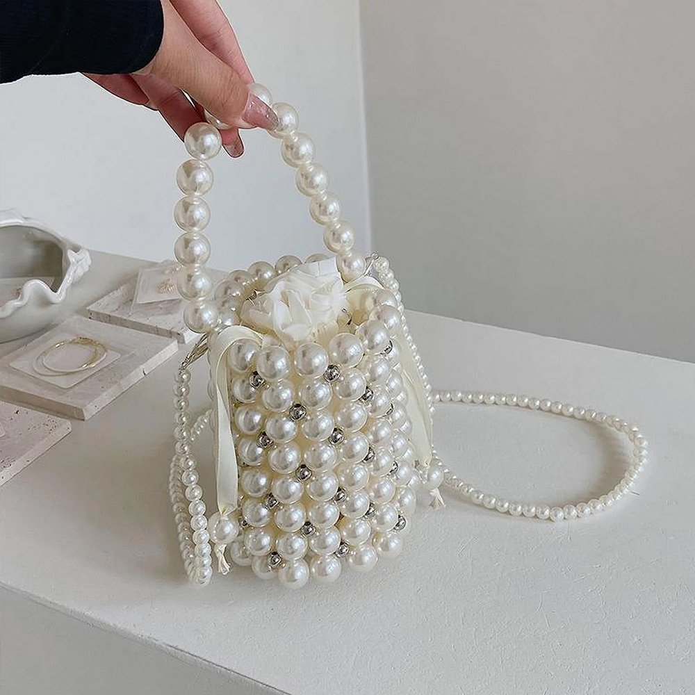 Cho Thuê Túi Xách Mini Ngọc Trai Bản Tròn Trắng tại Tiệm Nhà Bông Trong các bộ trang phục cổ trang hoặc dạ hội, phụ kiện đi kèm luôn là điểm nhấn giúp tôn lên phong cách và cá tính. Túi xách mini ngọc trai bản tròn trắng tại Tiệm Nhà Bông là một lựa chọn hoàn hảo, mang đến vẻ đẹp thanh lịch và sang trọng cho mọi set đồ.