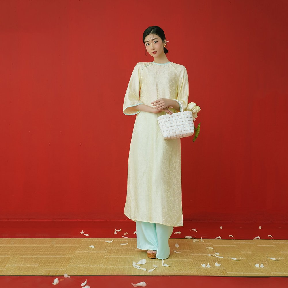 Áo dài vàng kem cổ tròn hoa chìm sang trọng tại Tiệm Nhà Bông