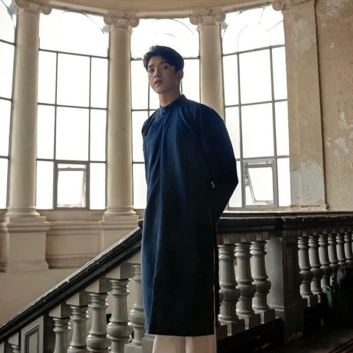 Áo dài ngũ thân nam màu xanh dương, form cách tân, 5 nút chéo, vải gấm mềm, cho thuê tại Tiệm Nhà Bông.