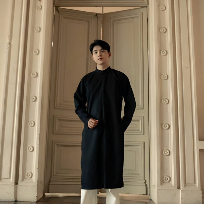 o dài nam đen ngũ thân OAO bằng vải gấm mềm, form cách tân, 5 nút chéo, cho thuê tại Tiệm Nhà Bông.