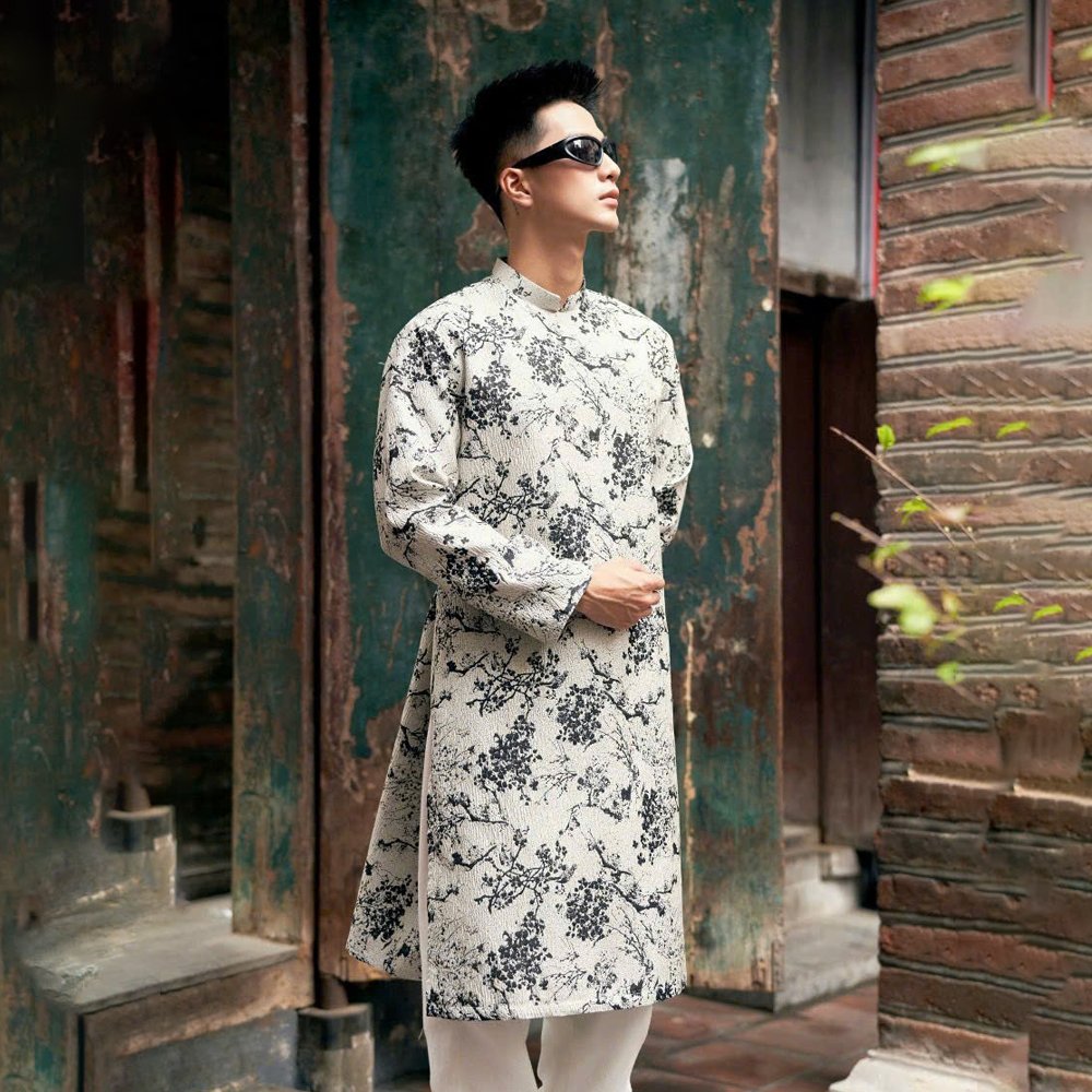 Thuê Áo Dài Cách Tân Nam Loang Xám Đen tại Tiệm Nhà Bông. Vải gấm dày cao cấp, form chuẩn, không họa tiết, tôn dáng sang trọng. Phù hợp đi lễ Tết, cưới hỏi, chụp ảnh hoặc sự kiện truyền thống.