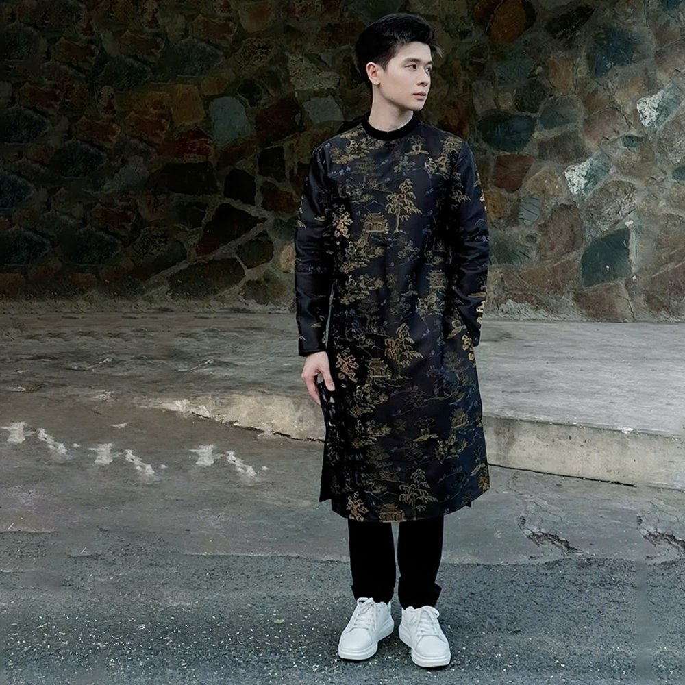 Thuê Áo Dài Nam Thêu Thủy Mặc Đen tại Tiệm Nhà Bông – mẫu áo dài nam cách tân sang trọng, chất liệu tafta cứng cao cấp, họa tiết tranh thủy mặc tinh xảo, tôn lên vẻ lịch lãm, nghệ sĩ và đậm chất truyền thống.